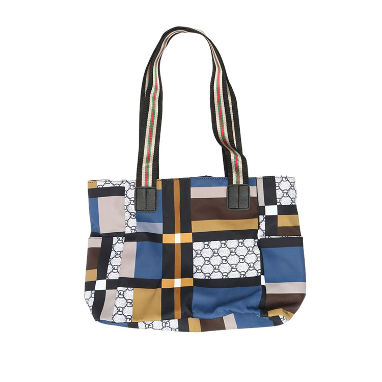 Paano itugma ang isang malaking shoulder travel bag?