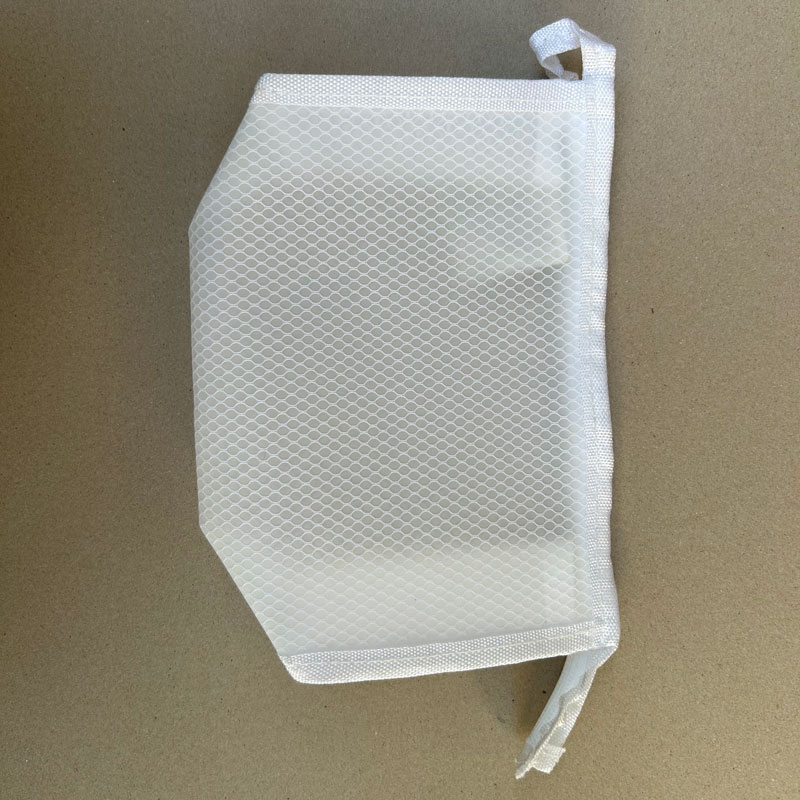 Paano linisin ang isang malinaw na cosmetic bag
